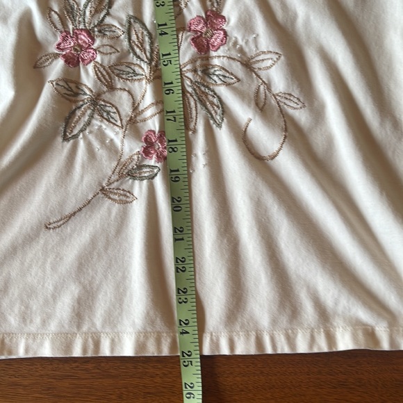 Embroidered Tee SZ Large Massive Roses - Picture 11 of 12